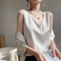 Débardeur femme col V beige ivoire à plat sur fond neutre