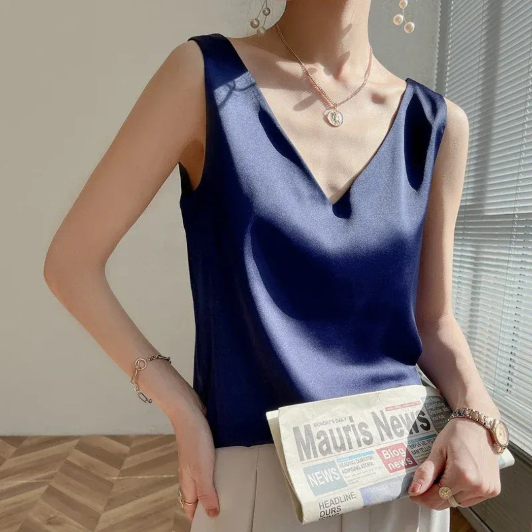 Débardeur femme col V bleu marine porté, vue de face