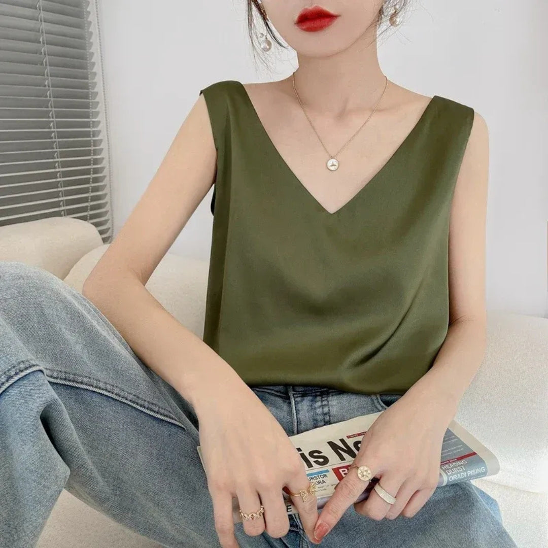 Débardeur femme col V vert porté, détail col