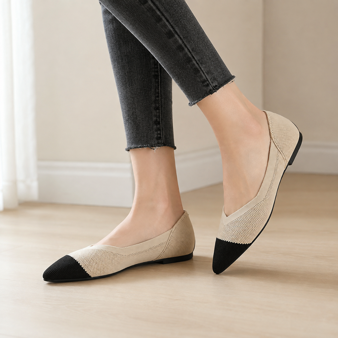 Ballerines beiges à bout pointu noir portées avec un pantalon gris foncé