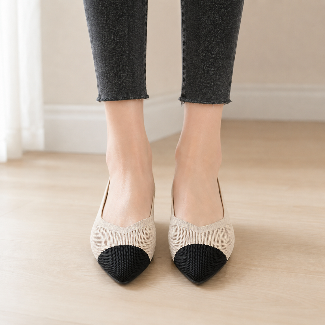 Vue de face des ballerines beiges, bout pointu contrasté et découpe en V