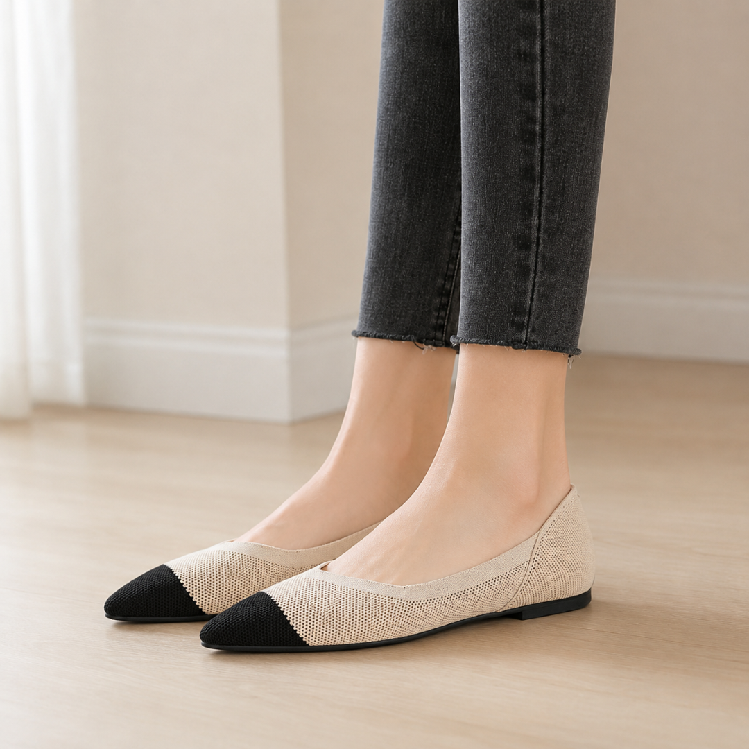 Paire de ballerines beiges en maille fine, semelle plate et bout pointu
