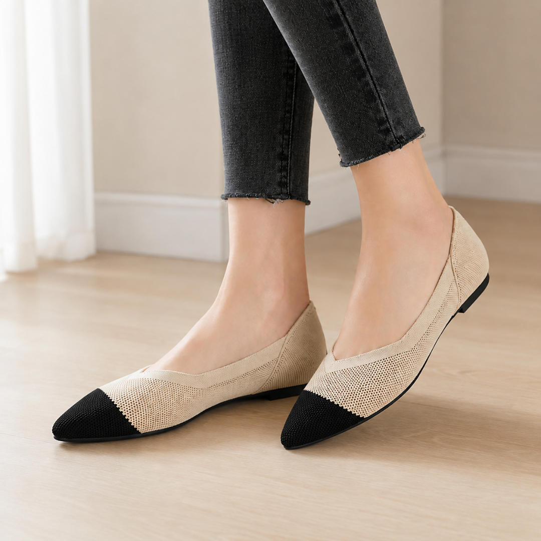 Ballerines beiges de profil, maille tissée et bout pointu noir marqué