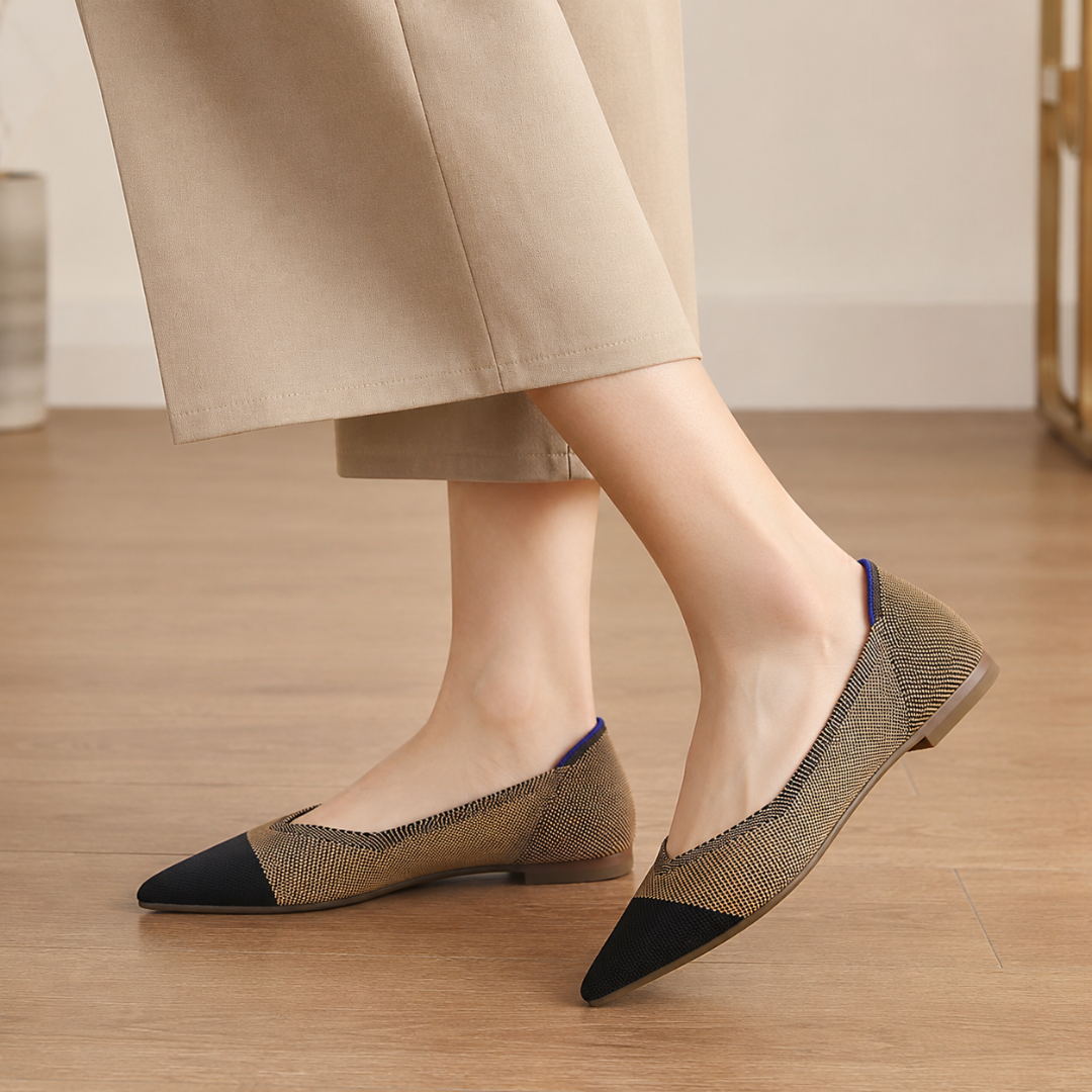 Ballerines vert olive à bout pointu noir portées avec un pantalon beige