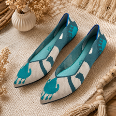 Ballerines bleu canard et beige à motifs stylisés, bout pointu et entrée basse