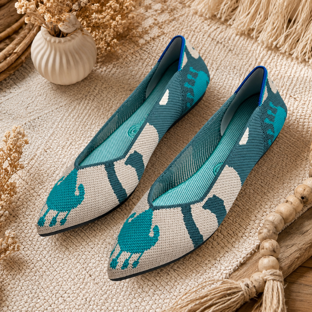 Ballerines bleu canard et beige à motifs stylisés, bout pointu et entrée basse