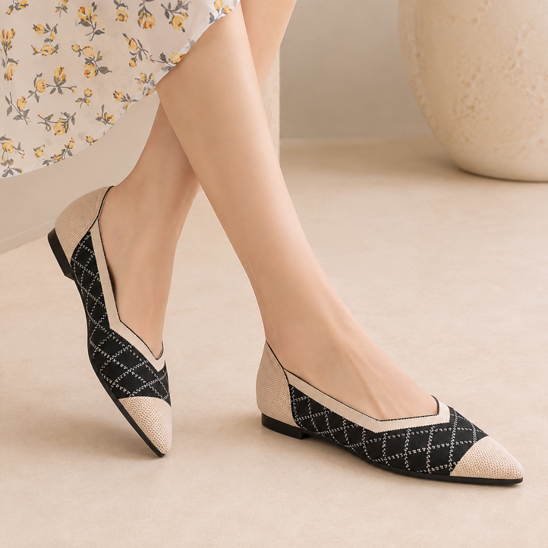 Ballerines noires à losanges avec bout et contour beige, talon plat