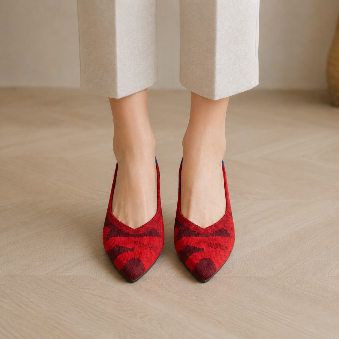 Vue de face des ballerines rouges à bout pointu et découpe en V