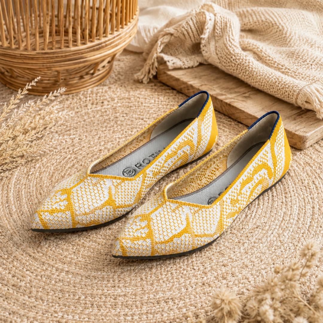 Paire de ballerines jaunes à motifs contrastés, entrée échancrée et semelle fine, sur natte tressée