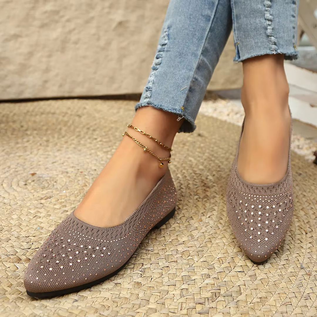 Ballerines kaki en maille avec strass et bout pointu portées avec un pantalon bleu