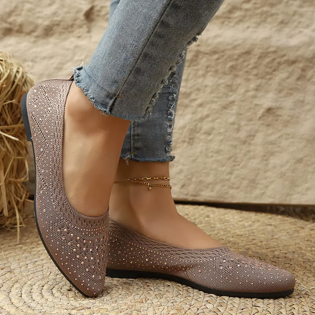 Ballerines kaki vues de côté, semelle plate et maille texturée parsemée de strass