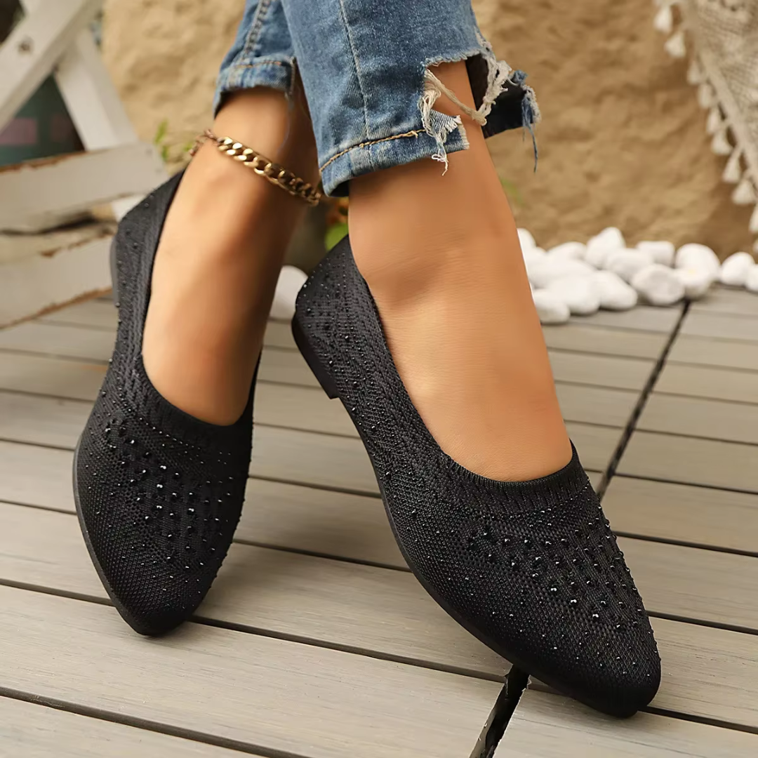Ballerines noires en maille à strass, bout pointu, portées avec un pantalon effiloché