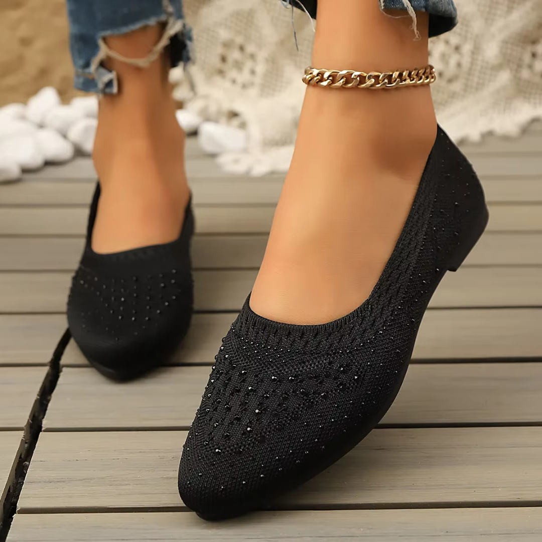 Ballerines noires à enfiler, col dégagé et strass discrets sur la maille