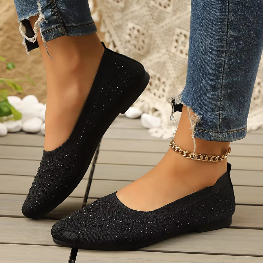 Paire de ballerines noires plates en maille avec strass, vue de trois quarts