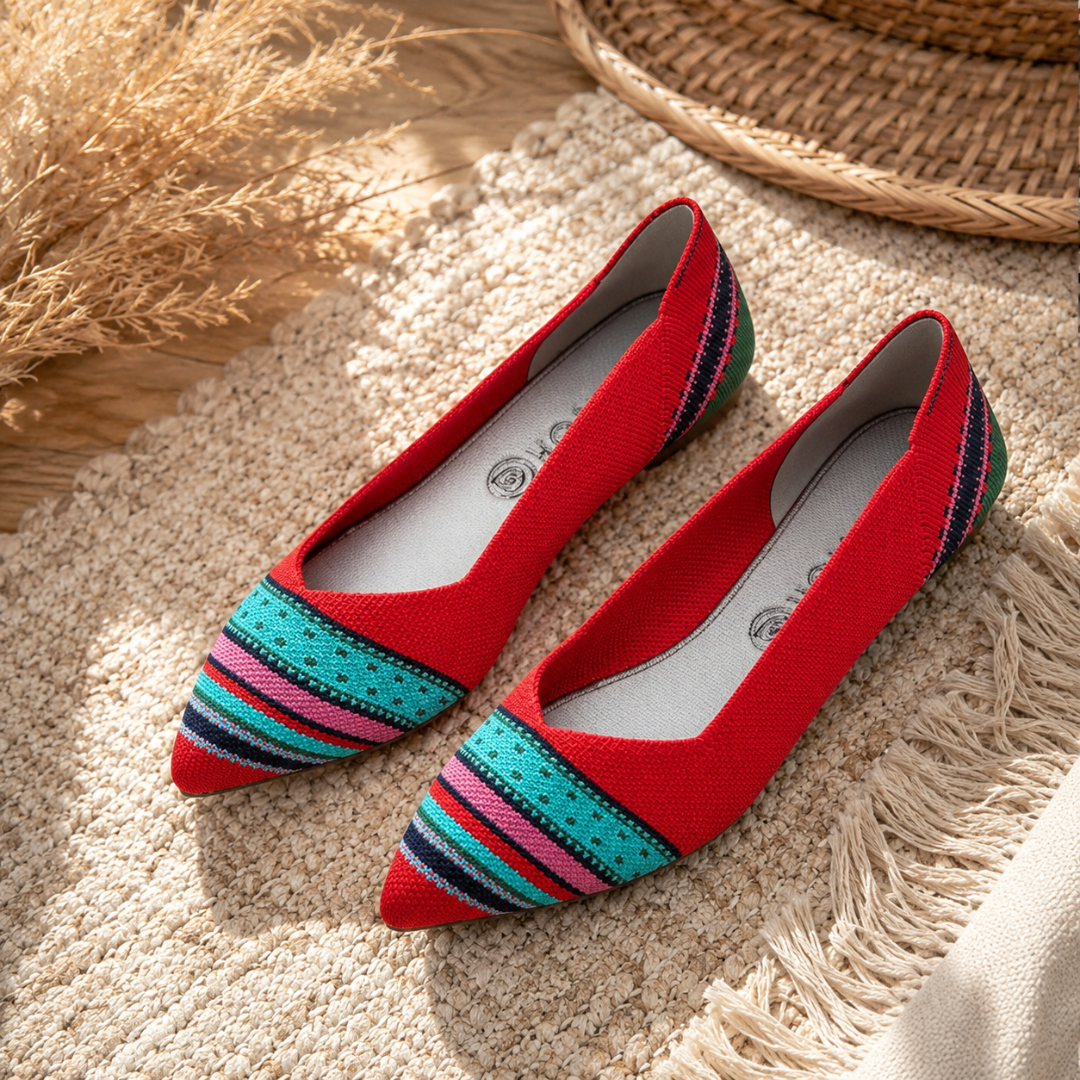Ballerines rouges à bandes multicolores rayées sur le bout pointu, intérieur clair