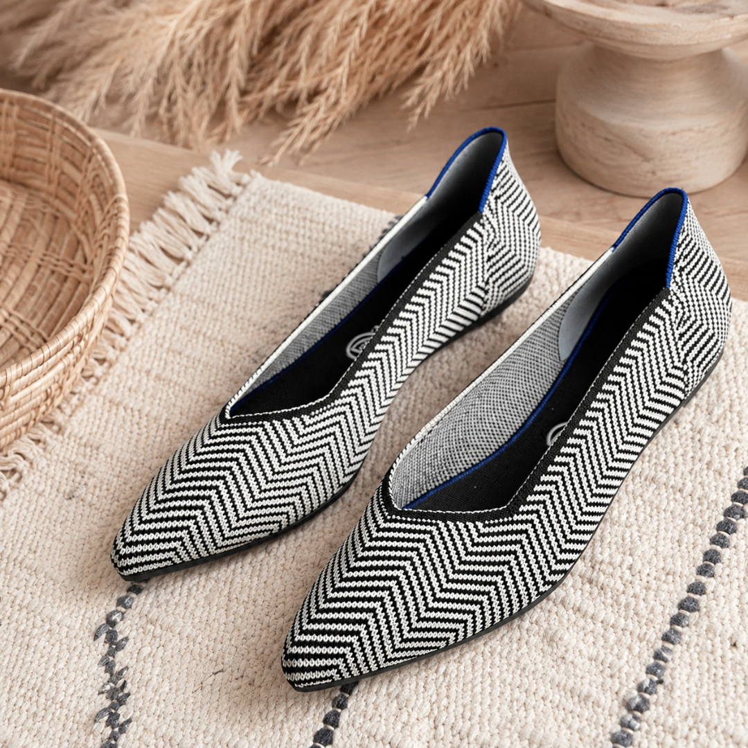 Ballerines noires et blanches à motif chevrons tissé, bout pointu très effilé