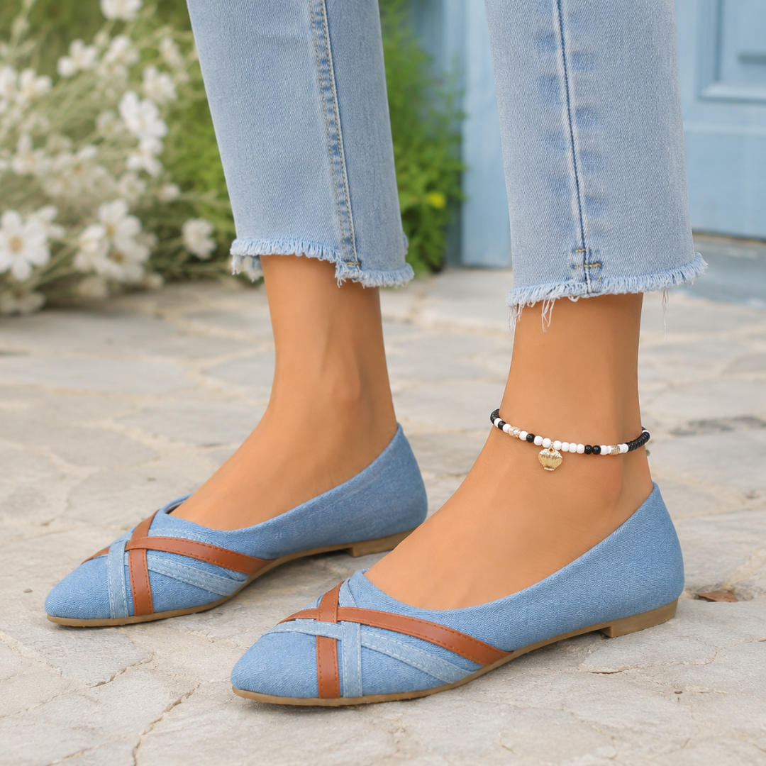 Ballerines bleu clair vues de trois quarts, brides croisées contrastées sur le bout pointu