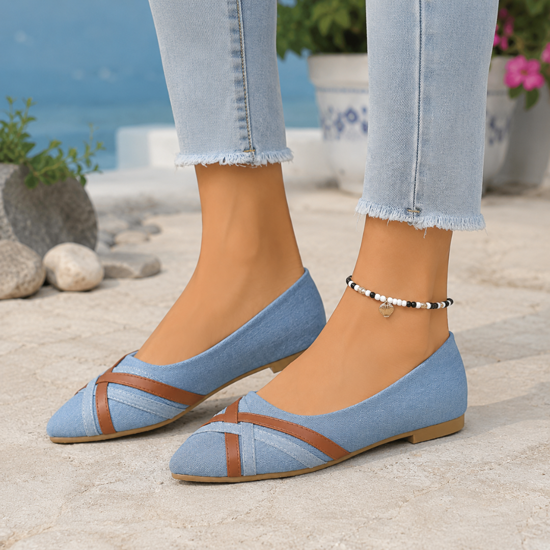 Paire de ballerines bleu clair à semelle fine, brides marron sur l'avant du pied