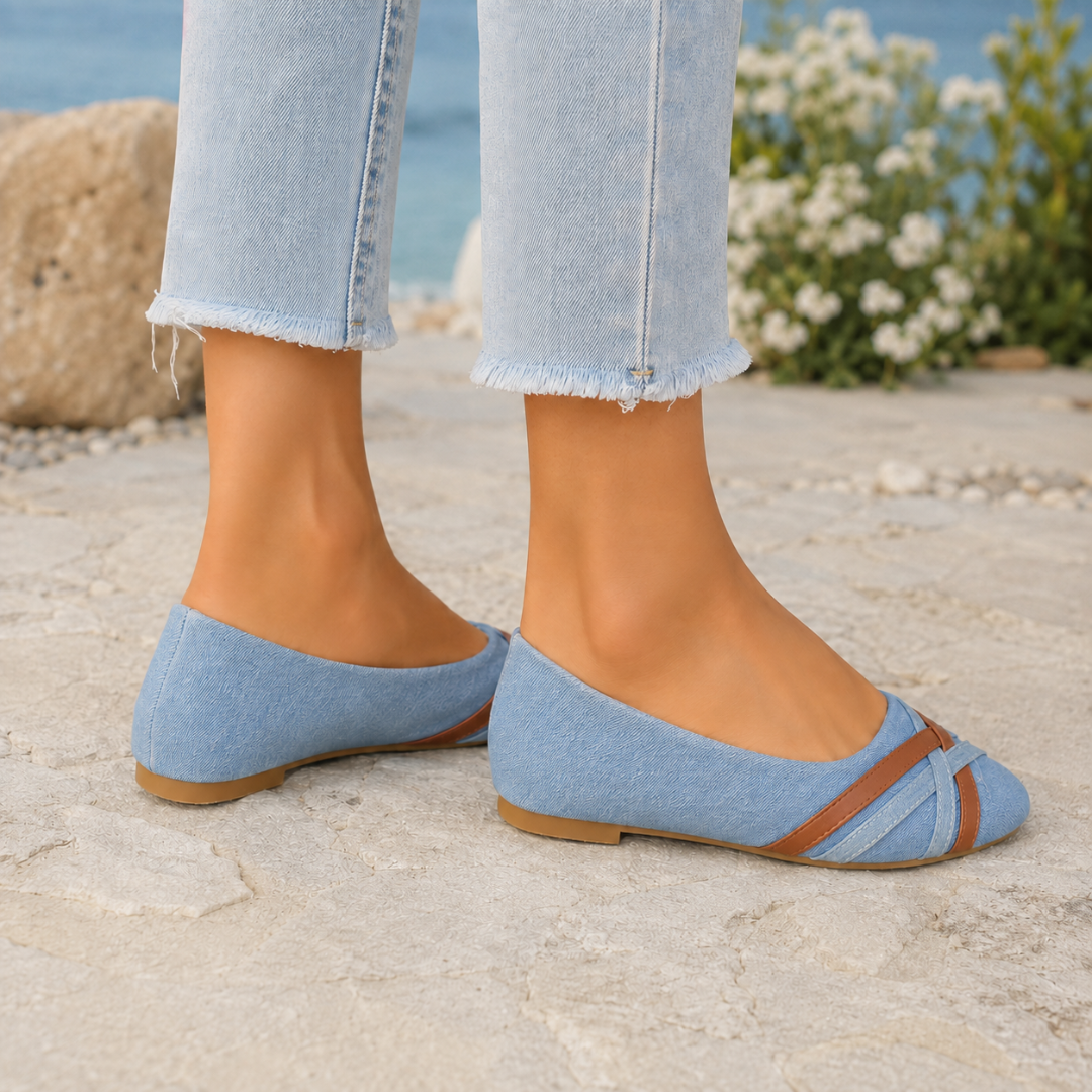 Ballerines bleu clair vues de dos, talon plat et fine semelle beige
