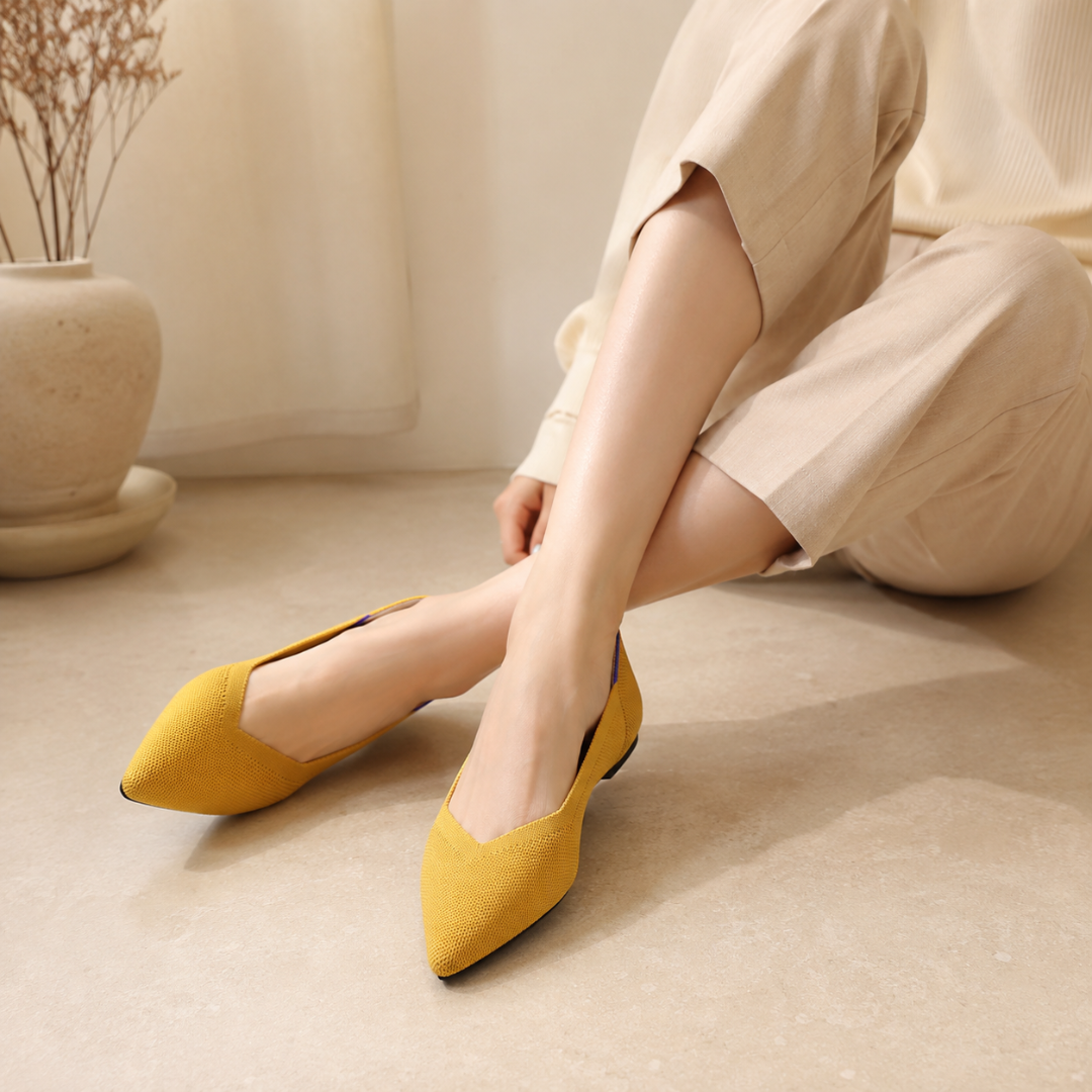 Ballerines jaunes en maille fine à bout pointu, échancrure en V sur le cou-de-pied