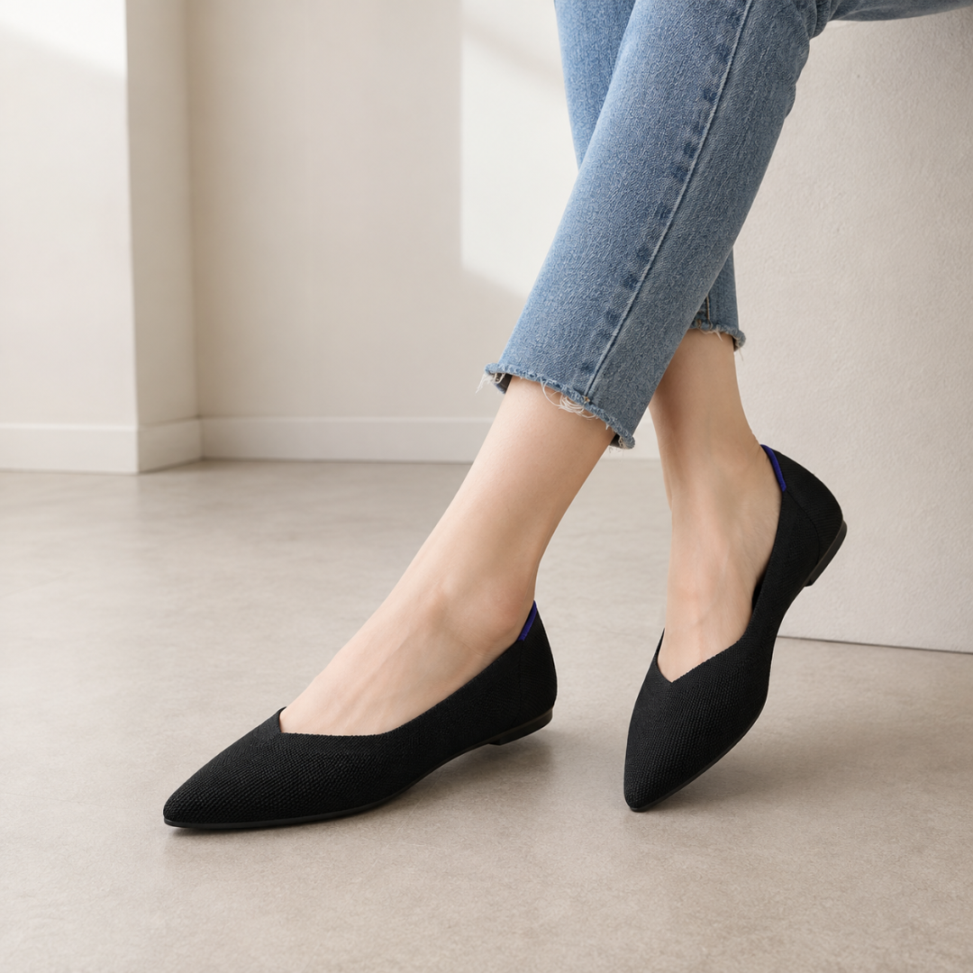 Ballerines noires en maille à bout pointu portées avec un pantalon bleu clair effiloché
