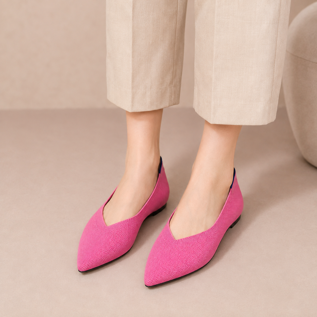 Paire de ballerines rose foncé en maille, échancrure en V sur le cou-de-pied