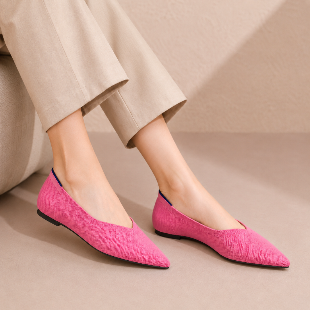 Ballerines plates rose foncé vues de trois quarts, fin talon marqué et bordure noire