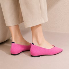 Ballerines rose foncé vues de dos, touche de bleu vif à l'intérieur du talon