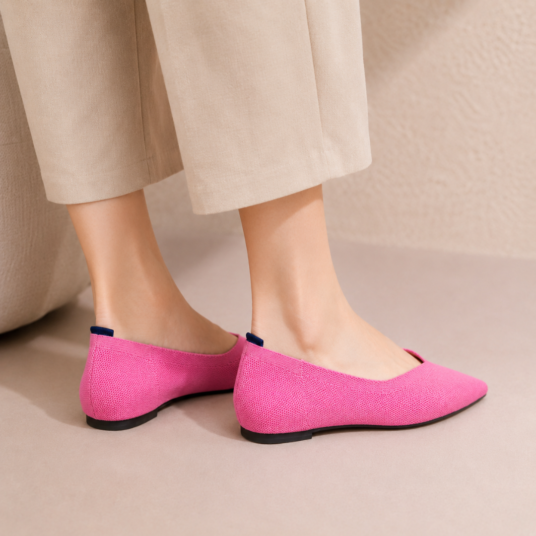 Ballerines rose foncé vues de dos, touche de bleu vif à l'intérieur du talon