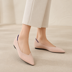 Ballerines rose pâle à bout pointu, liseré bleu vif visible au talon