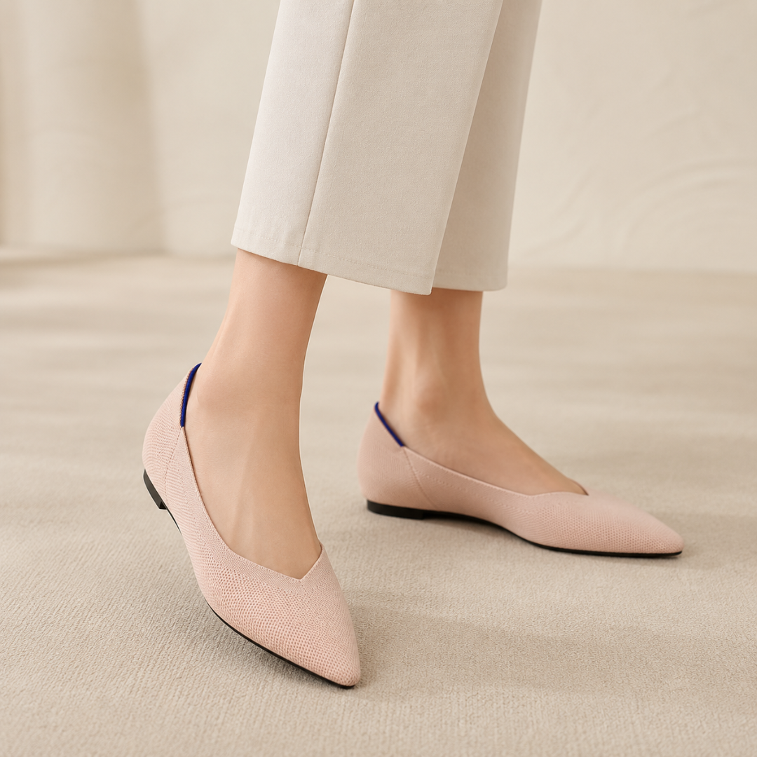 Ballerines rose pâle à bout pointu, liseré bleu vif visible au talon