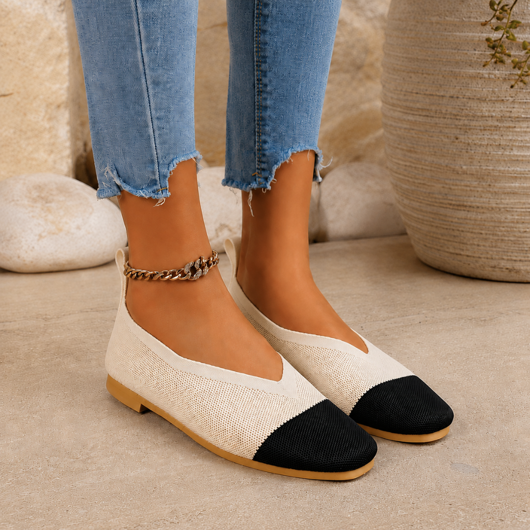 Ballerines plates beige à bout carré noir portées avec un pantalon clair