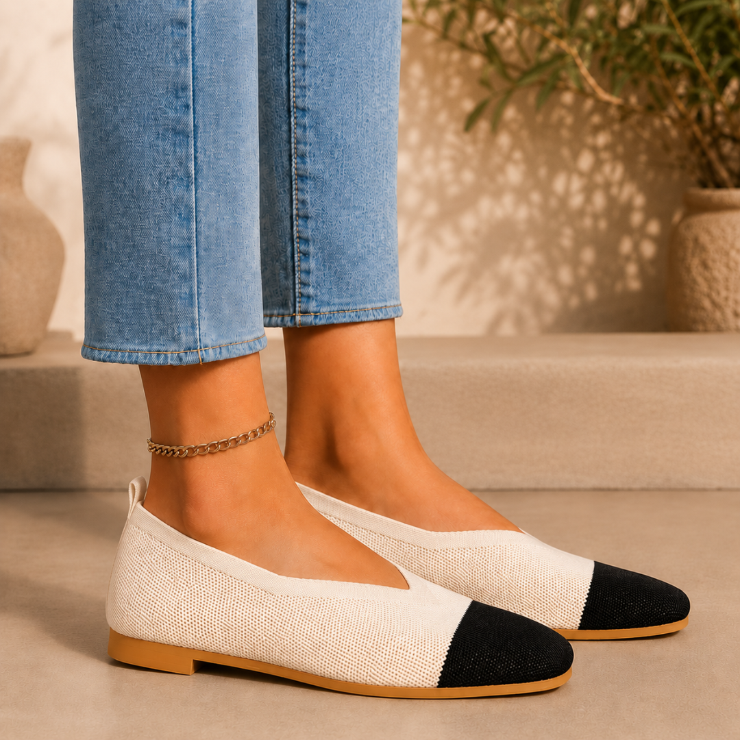 Paire de ballerines beige, bout contrastant noir et fine semelle basse camel