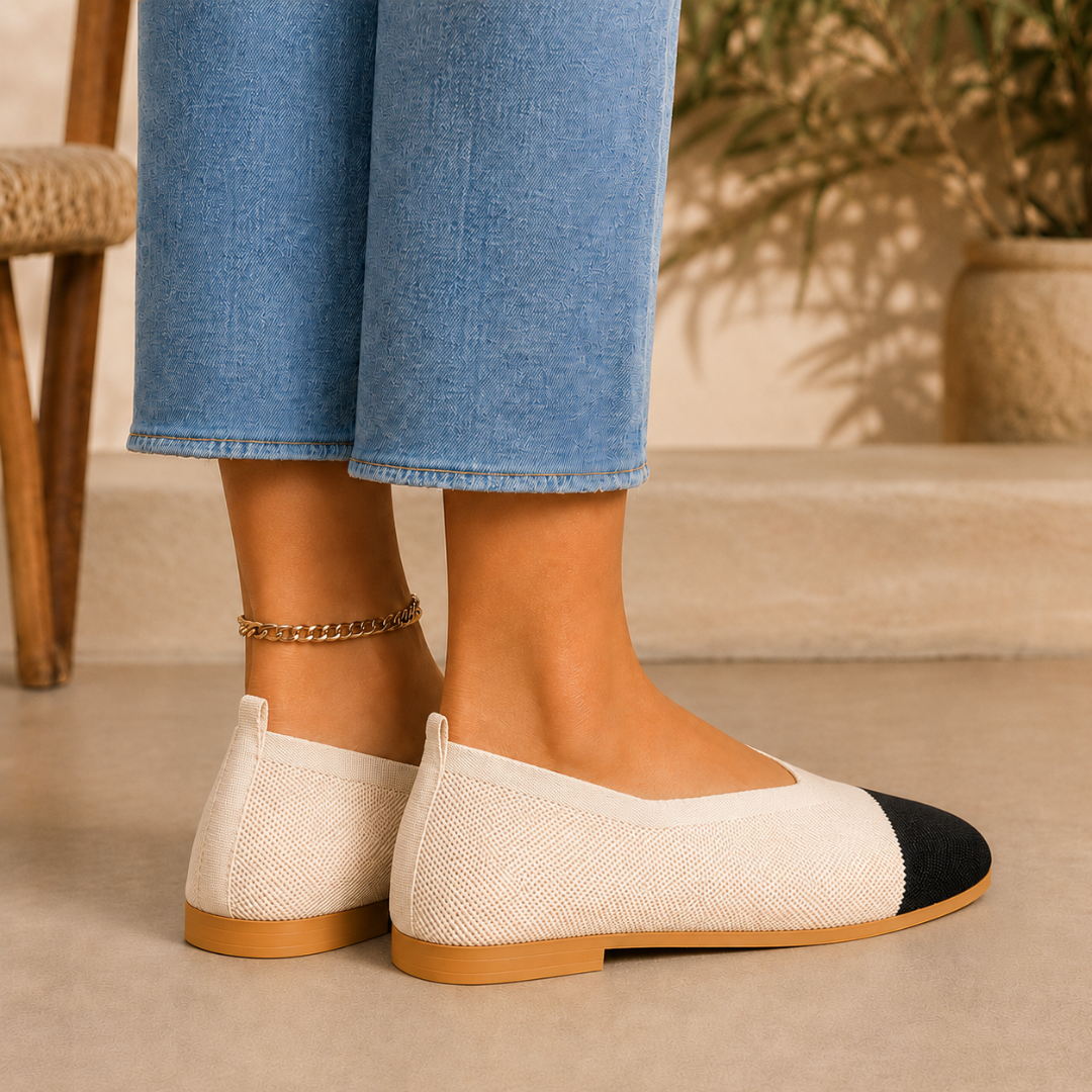Ballerines beige vues de trois quarts arrière, échancrure en V et petit talon plat