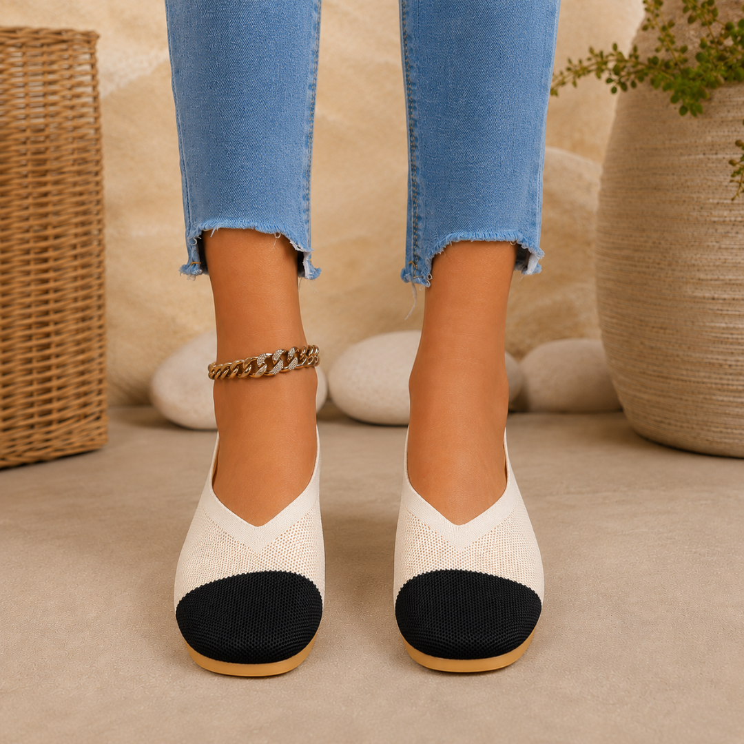Ballerines beige vues de face, larges bouts carrés noirs et échancrure profonde