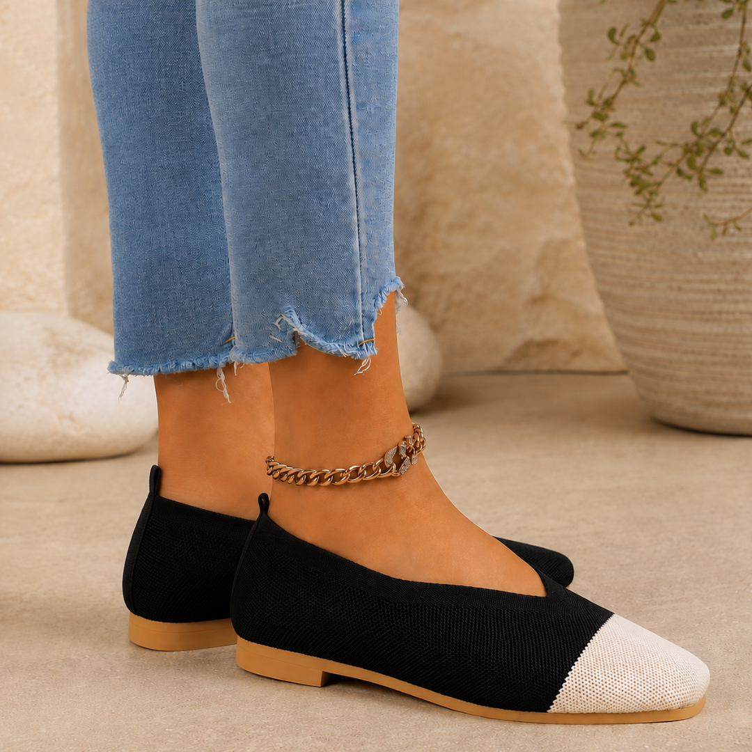 Ballerines noires en gros plan, bout carré clair et fine semelle camel