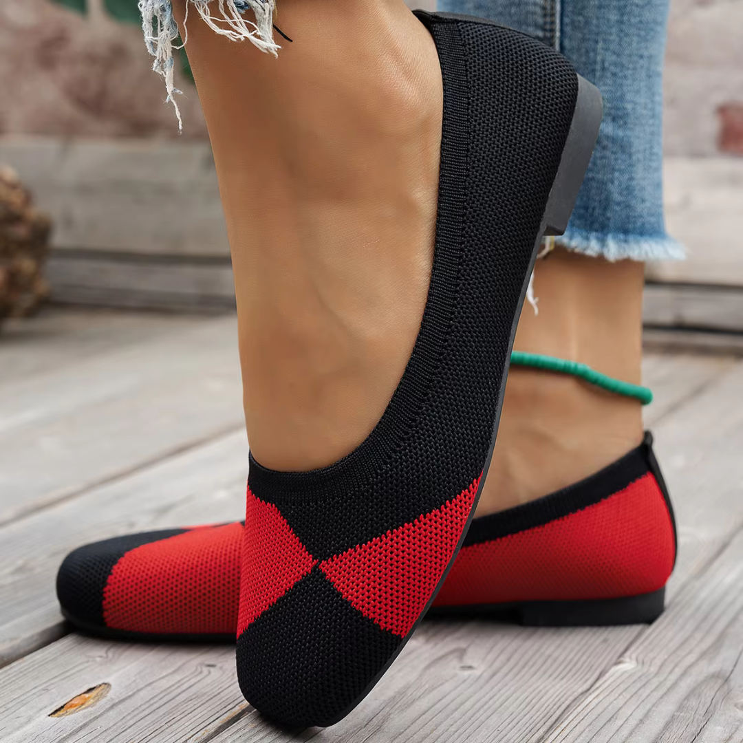 Ballerines rouges et noires portées avec un pantalon clair, talon plat et bout carré arrondi