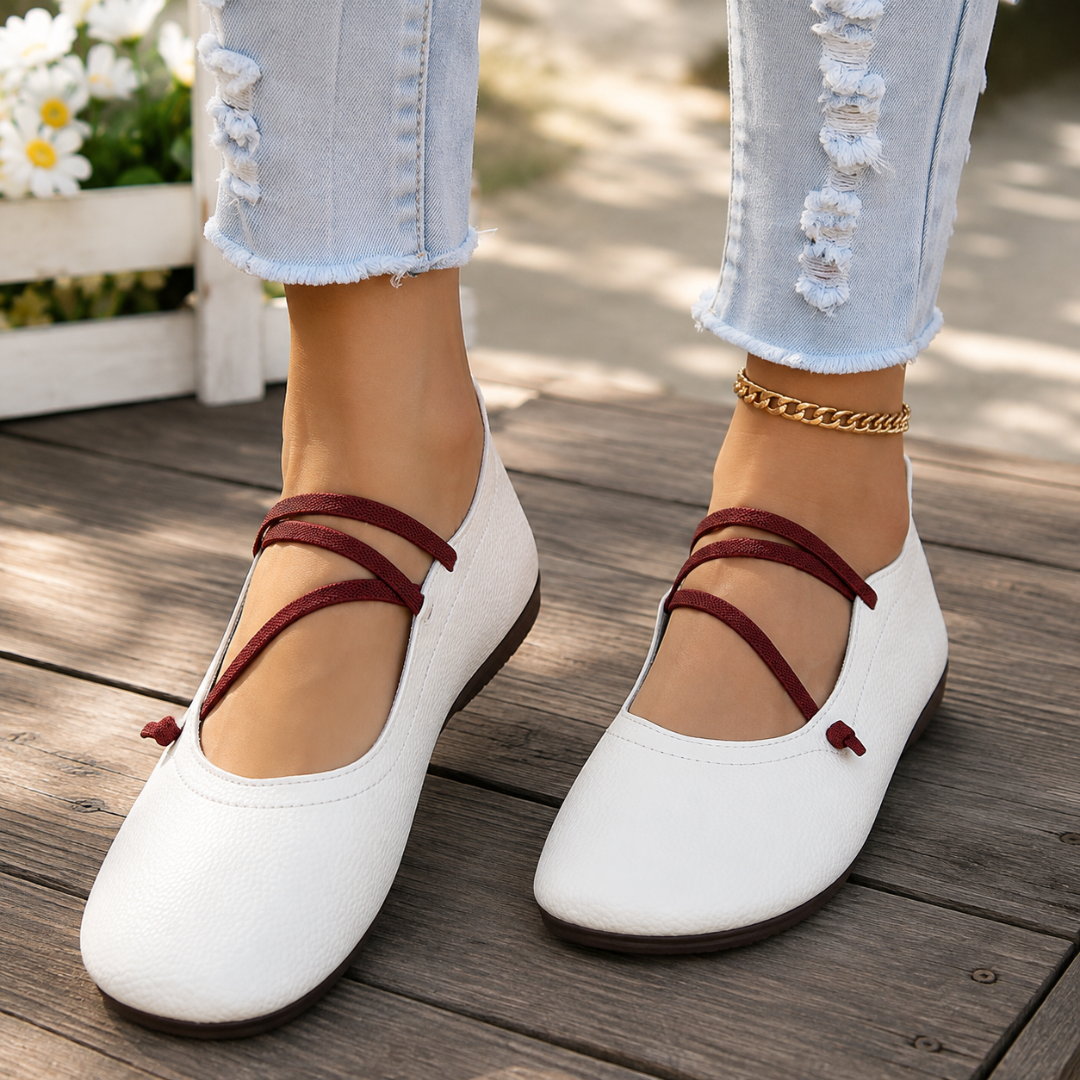 Ballerines plates blanches portées avec brides croisées bordeaux et bout carré arrondi
