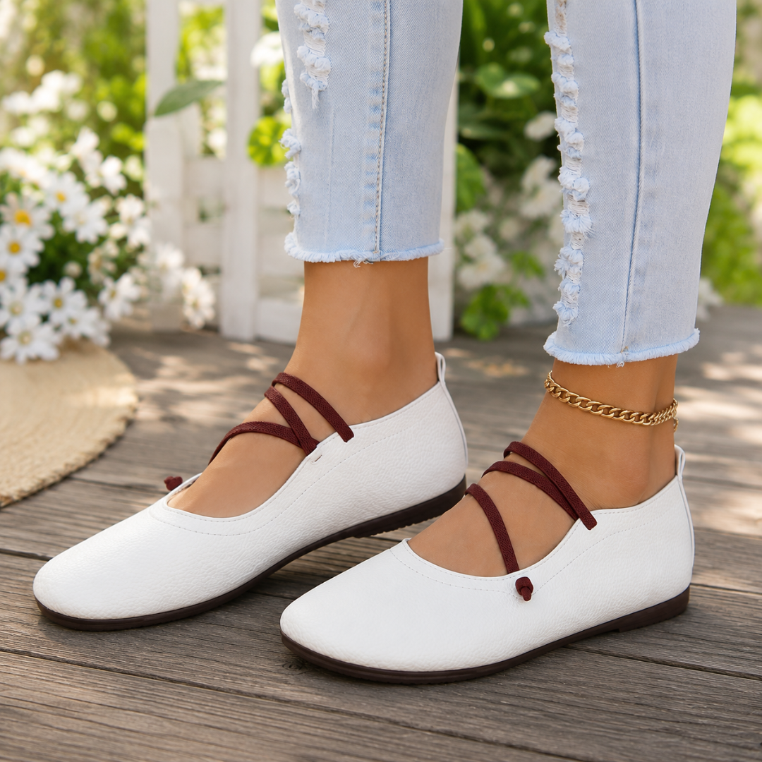 Ballerines femme blanches vues de côté, brides fines croisées et semelle plate brune