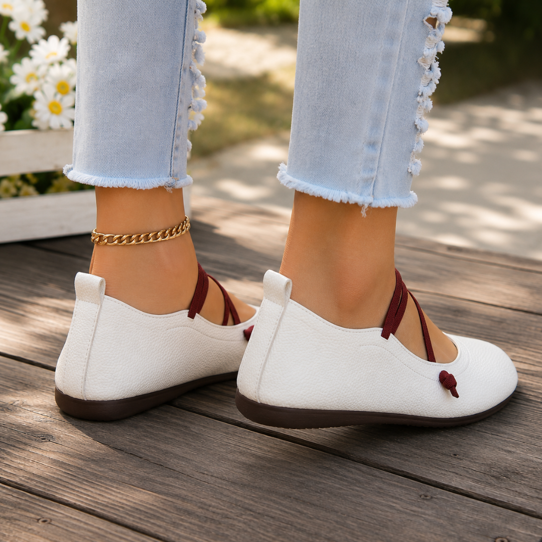 Ballerines blanches vues de dos, semelle plate et tirant arrière discret