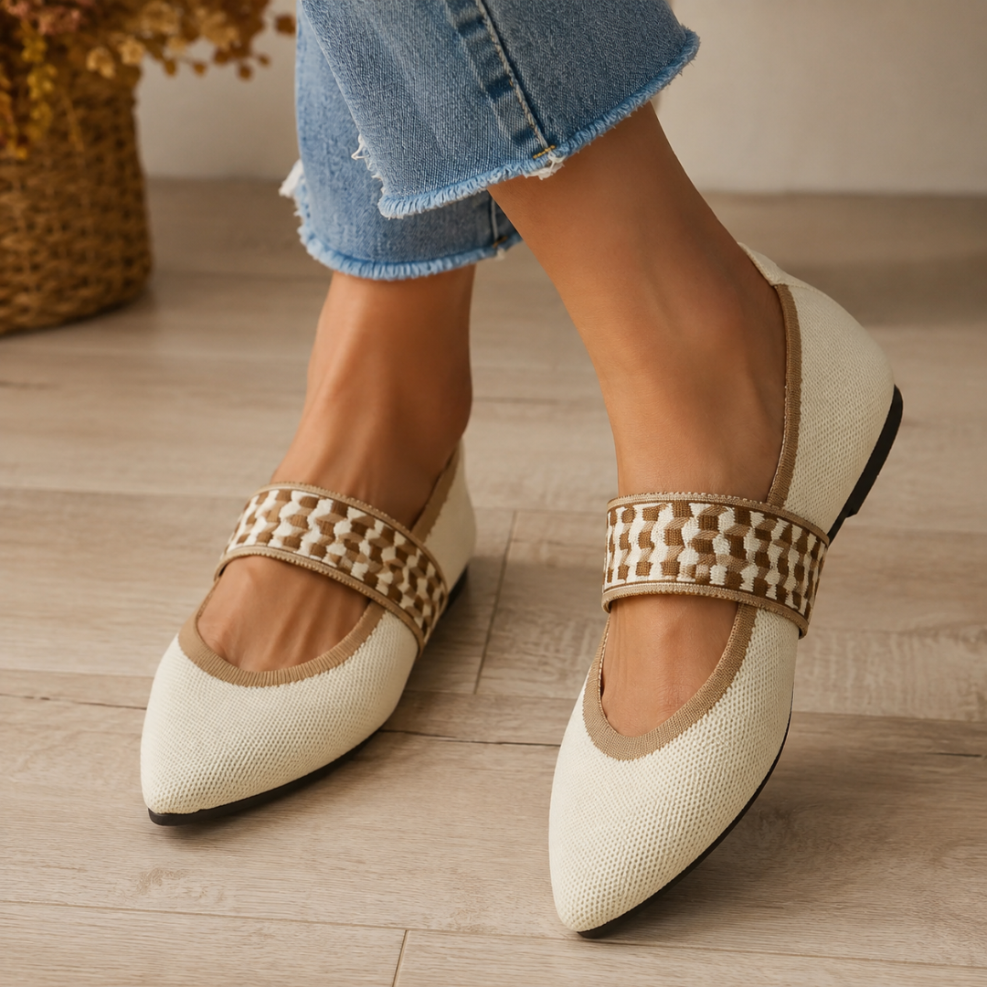 Ballerines blanches à bout pointu, bride à damier beige, portées avec un pantalon bleu