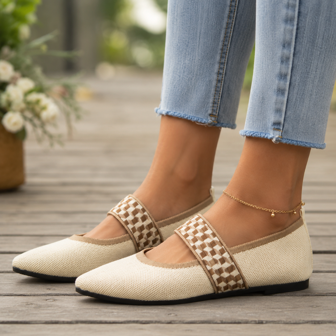 Paire de ballerines blanches à bout pointu, bride large et bracelet de cheville doré