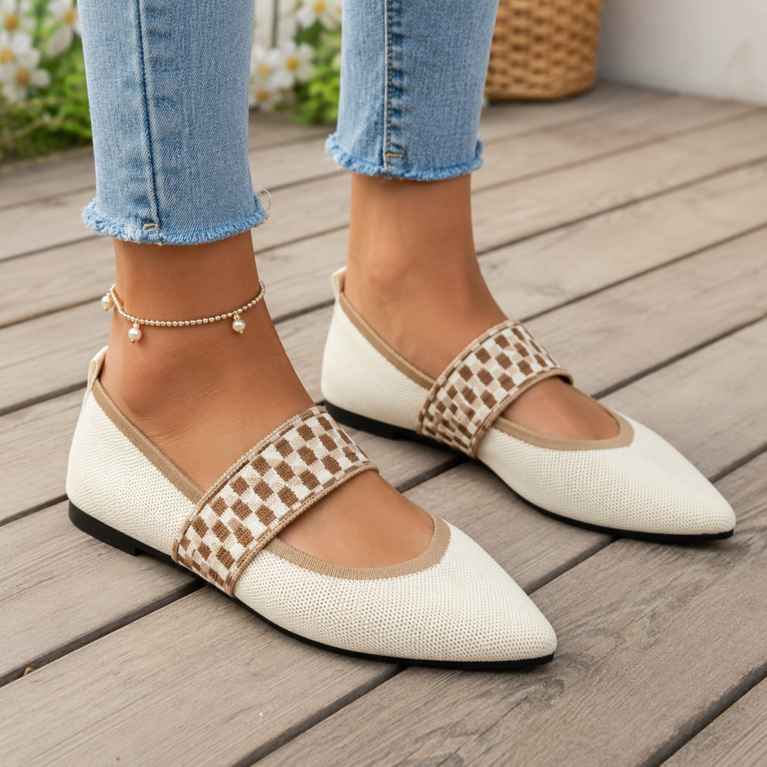 Ballerines blanches plates vues de face, bride damier contrastée et semelle fine noire