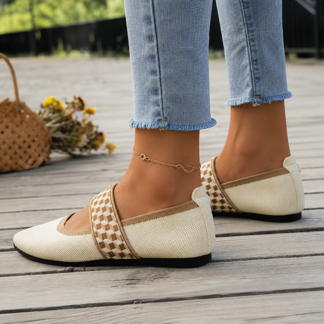 Ballerines blanches vues de profil, arrière souple et large bride élastique sur le dessus