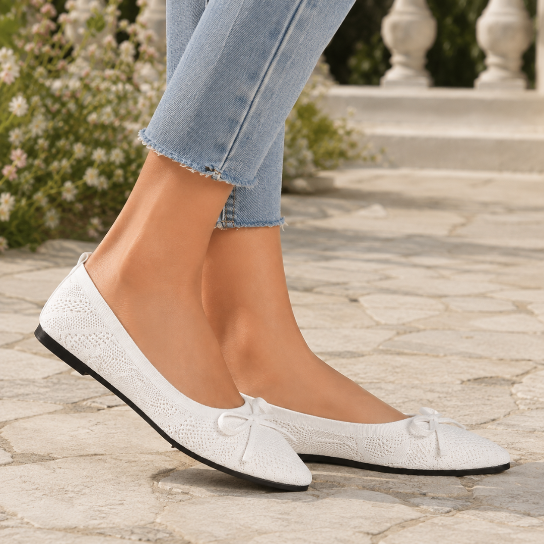 Ballerines blanches à bout pointu et nœud, portées avec un pantalon bleu clair effrangé