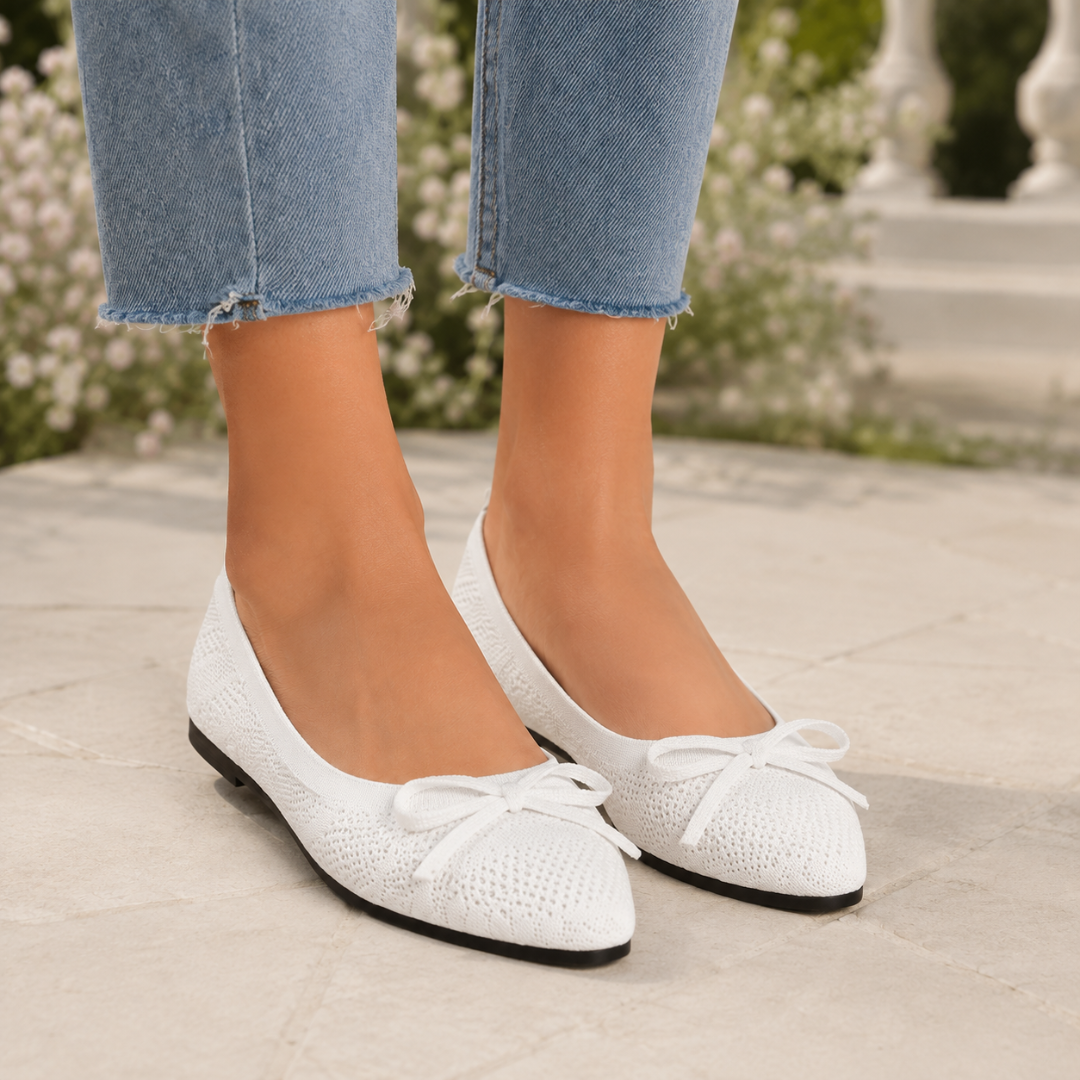 Paire de ballerines blanches de face, petits nœuds noués sur l'avant du pied