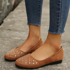 Deux ballerines plates marron vues de face, strass en dégradé sur le bout