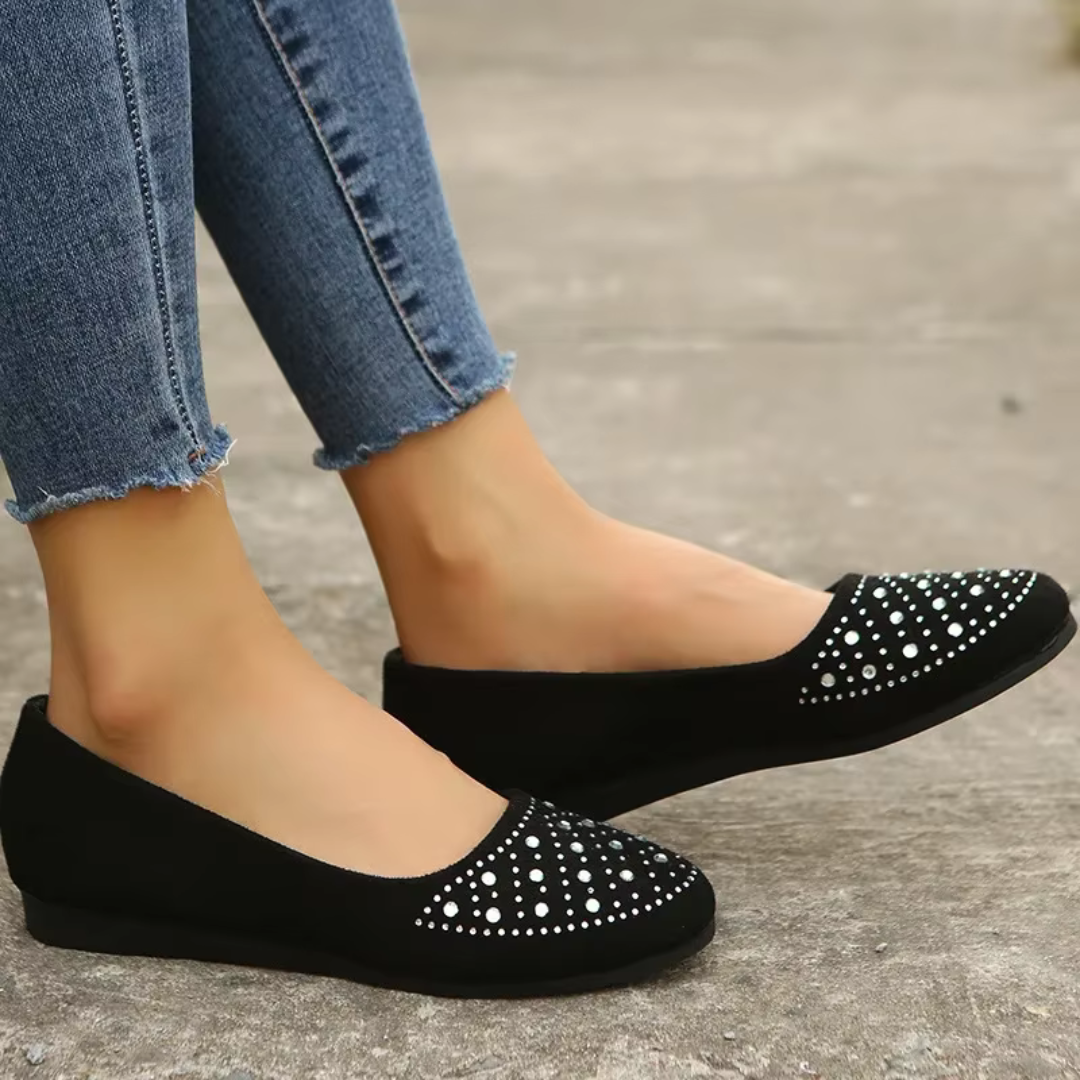 Ballerines noires à enfiler avec strass argentés sur le bout pointu