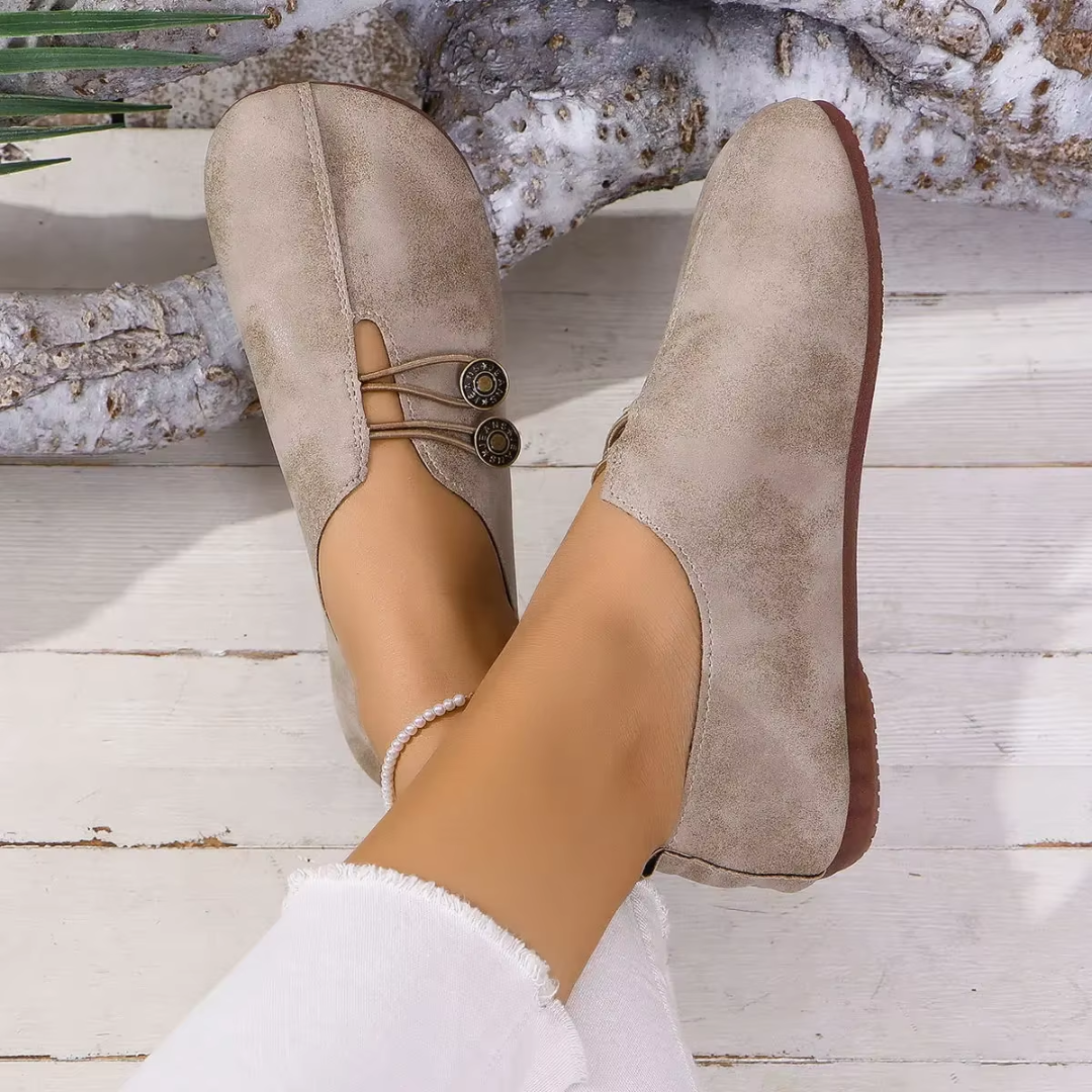 Paire de ballerines Olivia beige portées, vue de profil avec bracelet de cheville