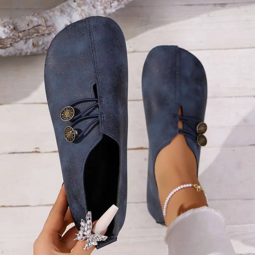 Ballerines Olivia bleu marine portées, vue du dessus avec bracelet de cheville